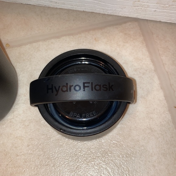 20oz used black hydro flask - Picture 6 of 8